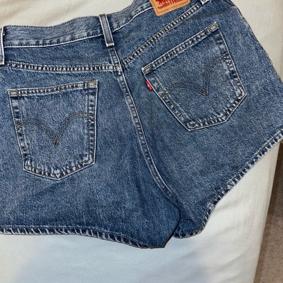 Levi High Waisted Mom Shorts - Picture 3 of 3